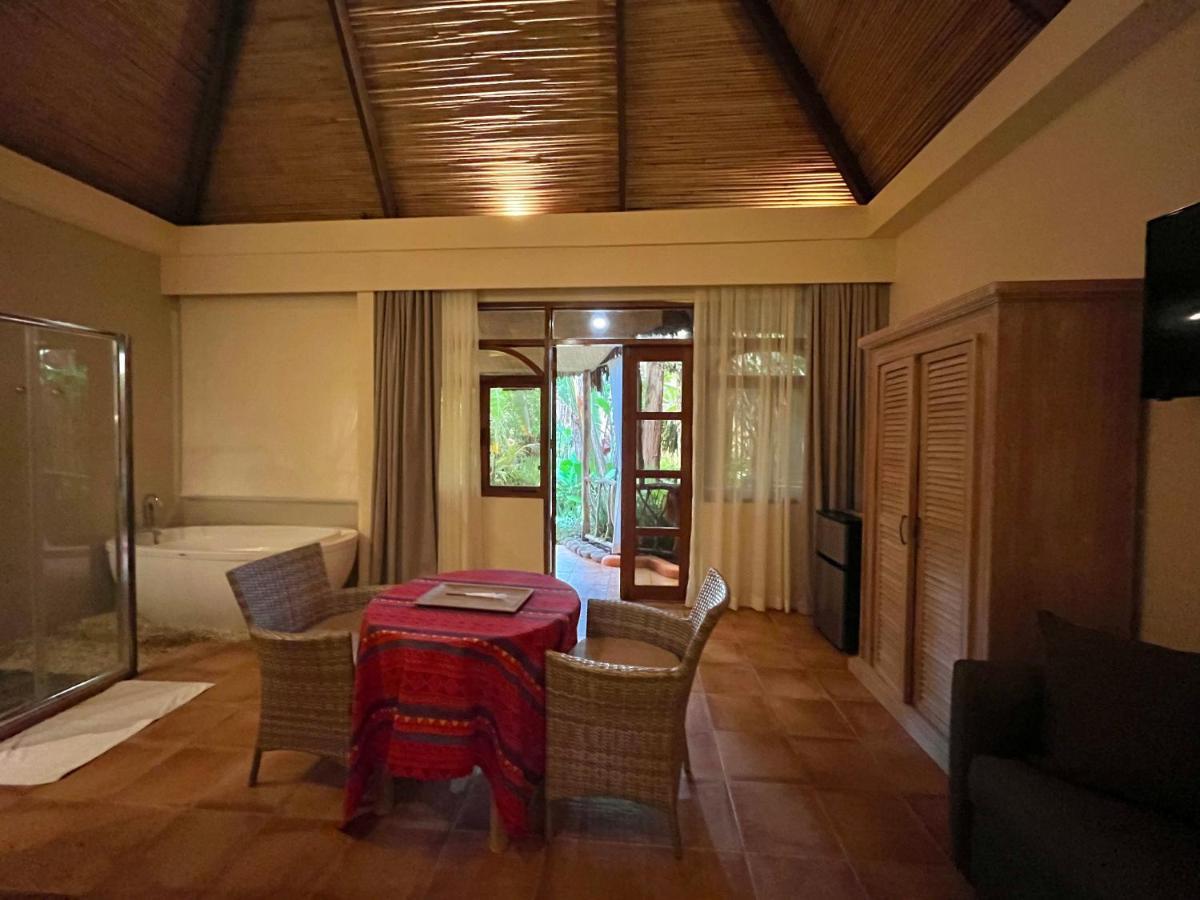 Coco Grove Beach Resort, Siquijor Island المظهر الخارجي الصورة A room at the resort