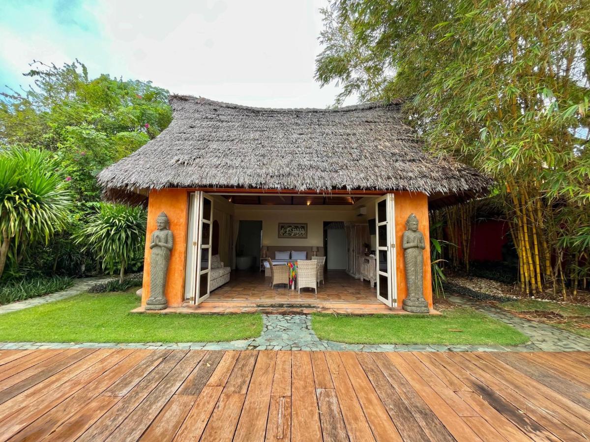 Coco Grove Beach Resort, Siquijor Island المظهر الخارجي الصورة A villa at the resort