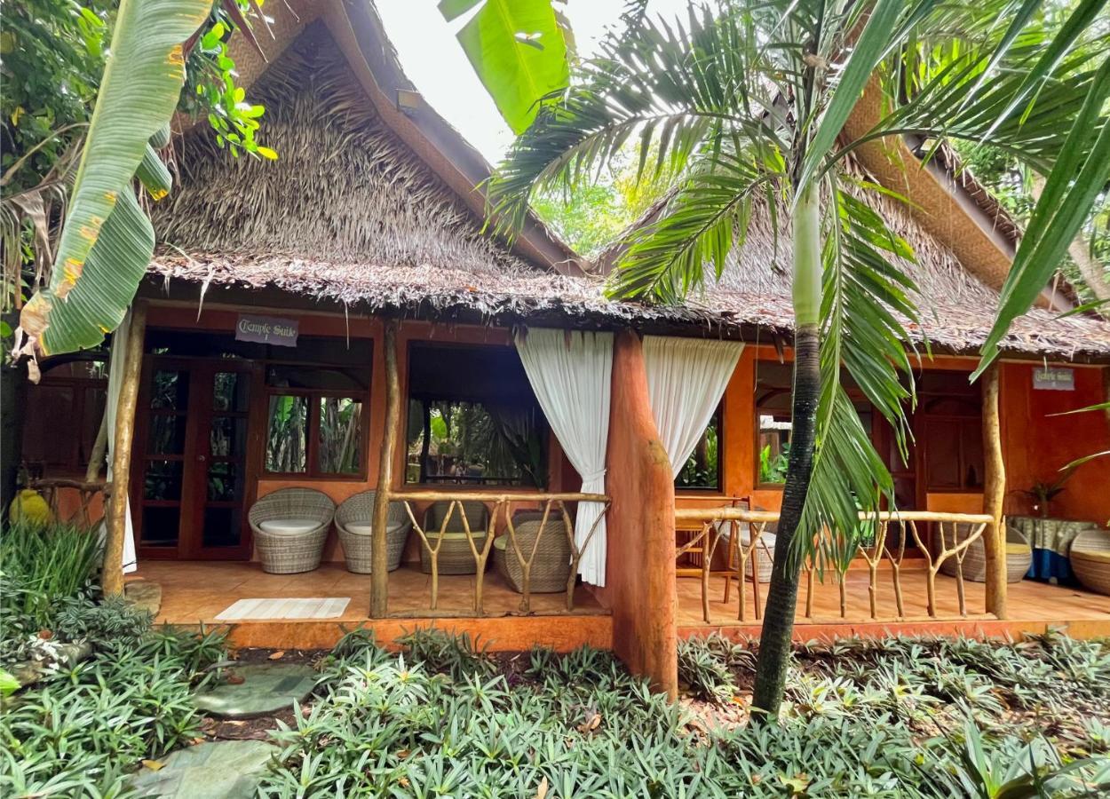 Coco Grove Beach Resort, Siquijor Island المظهر الخارجي الصورة A villa at the resort