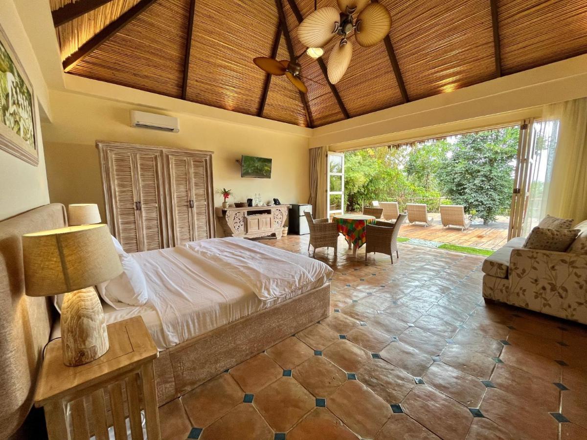 Coco Grove Beach Resort, Siquijor Island المظهر الخارجي الصورة A room at the hotel