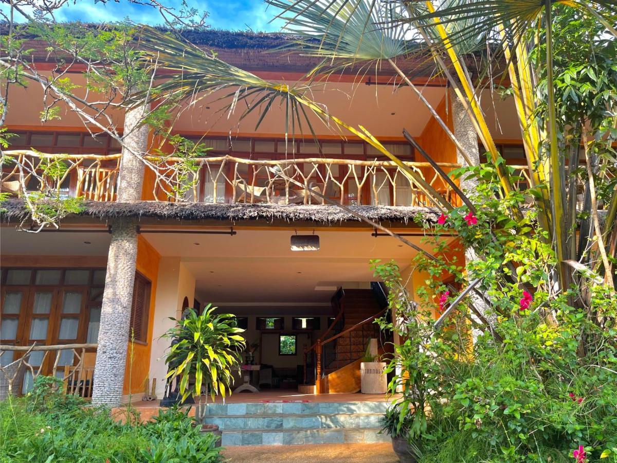 Coco Grove Beach Resort, Siquijor Island المظهر الخارجي الصورة The entrance to the hotel