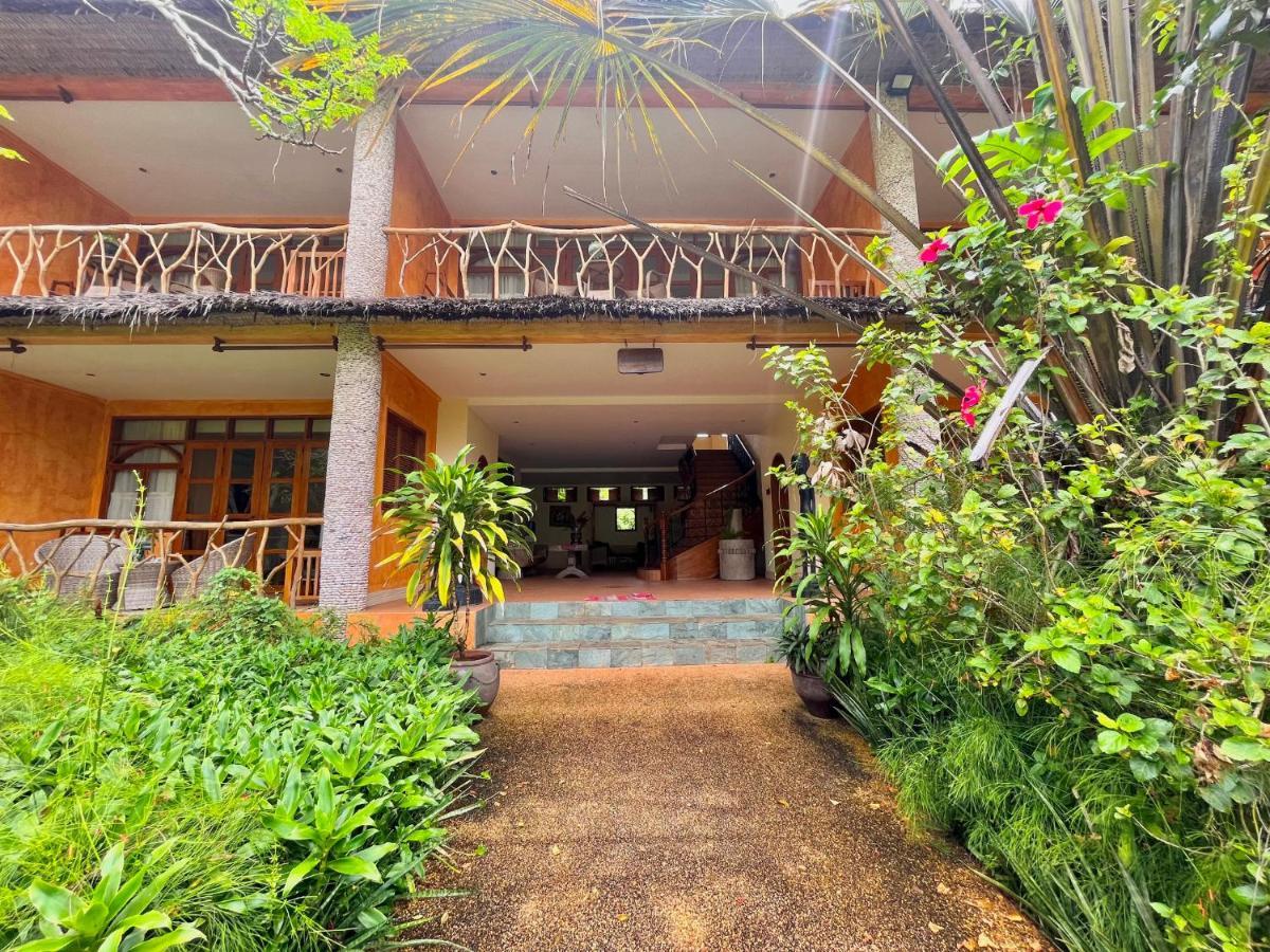 Coco Grove Beach Resort, Siquijor Island المظهر الخارجي الصورة The entrance to the hotel