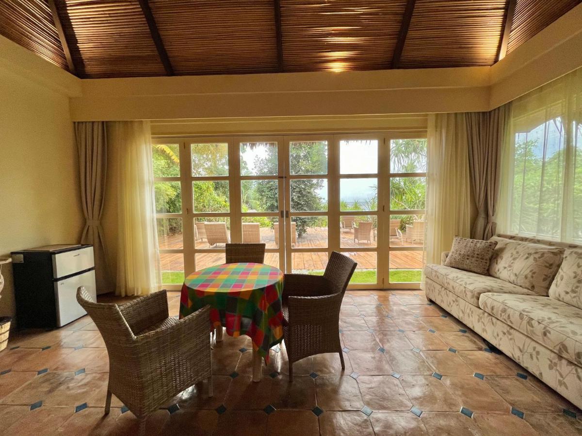 Coco Grove Beach Resort, Siquijor Island المظهر الخارجي الصورة Interior of a villa at the resort