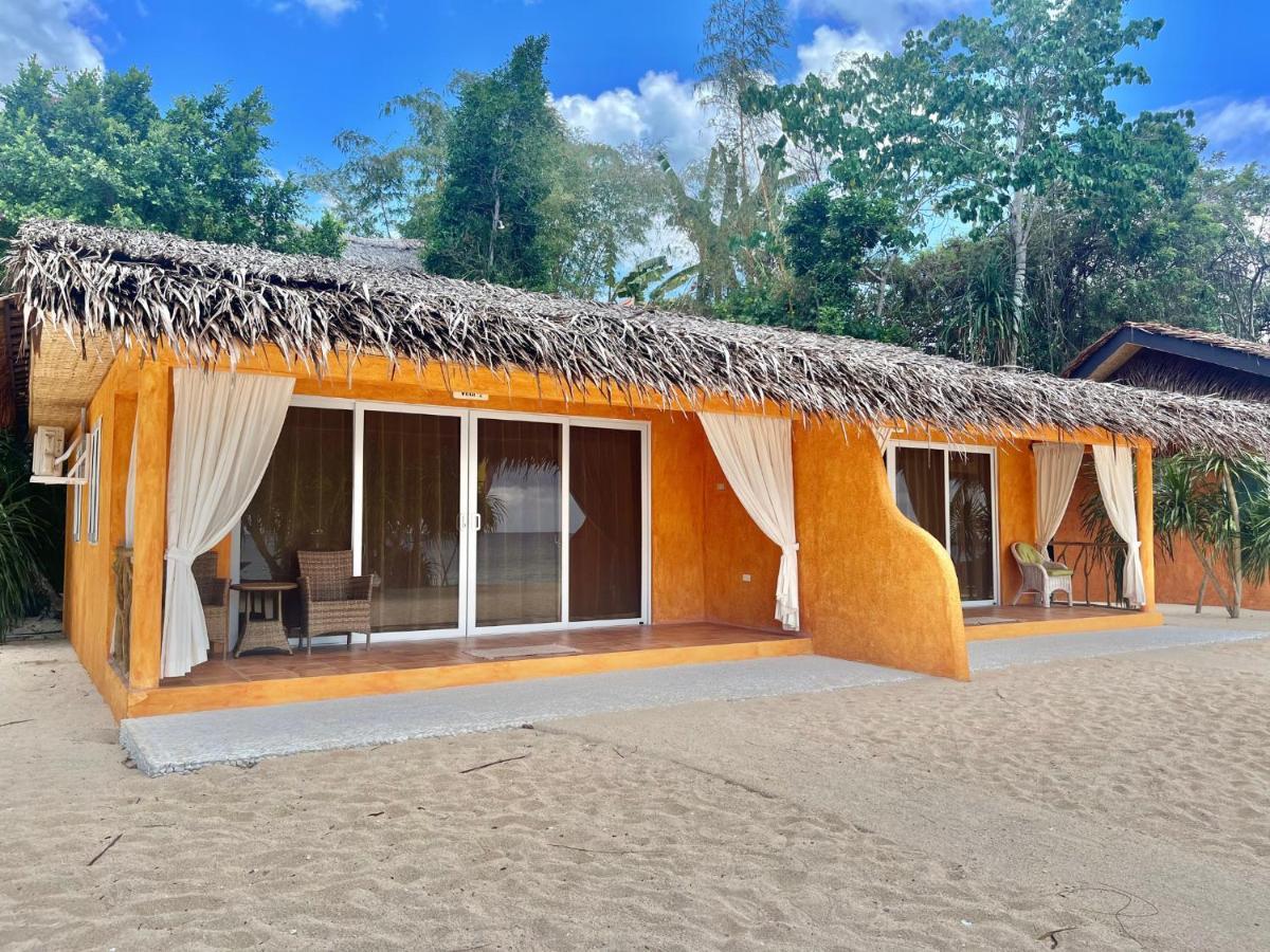 Coco Grove Beach Resort, Siquijor Island المظهر الخارجي الصورة The resort's beachfront bungalows