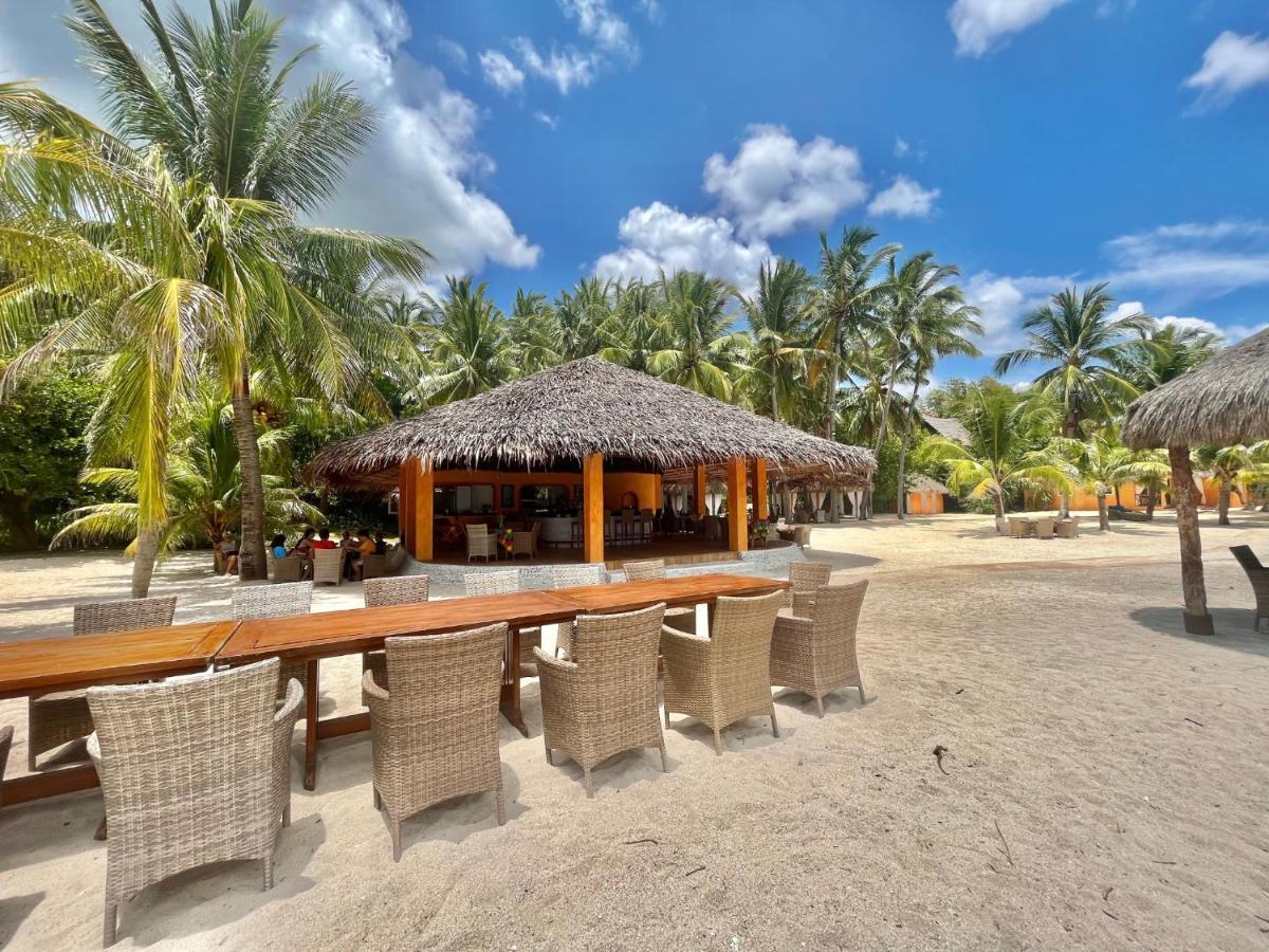 Coco Grove Beach Resort, Siquijor Island المظهر الخارجي الصورة The beach bar at the resort