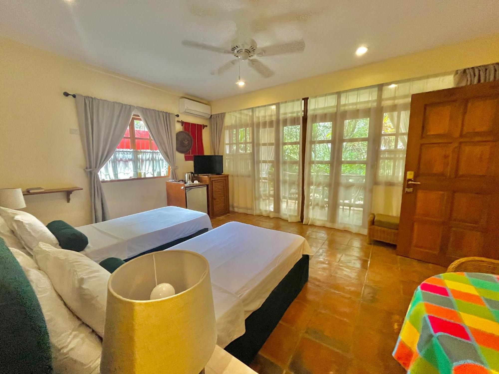 Coco Grove Beach Resort, Siquijor Island المظهر الخارجي الصورة A bedroom at the resort