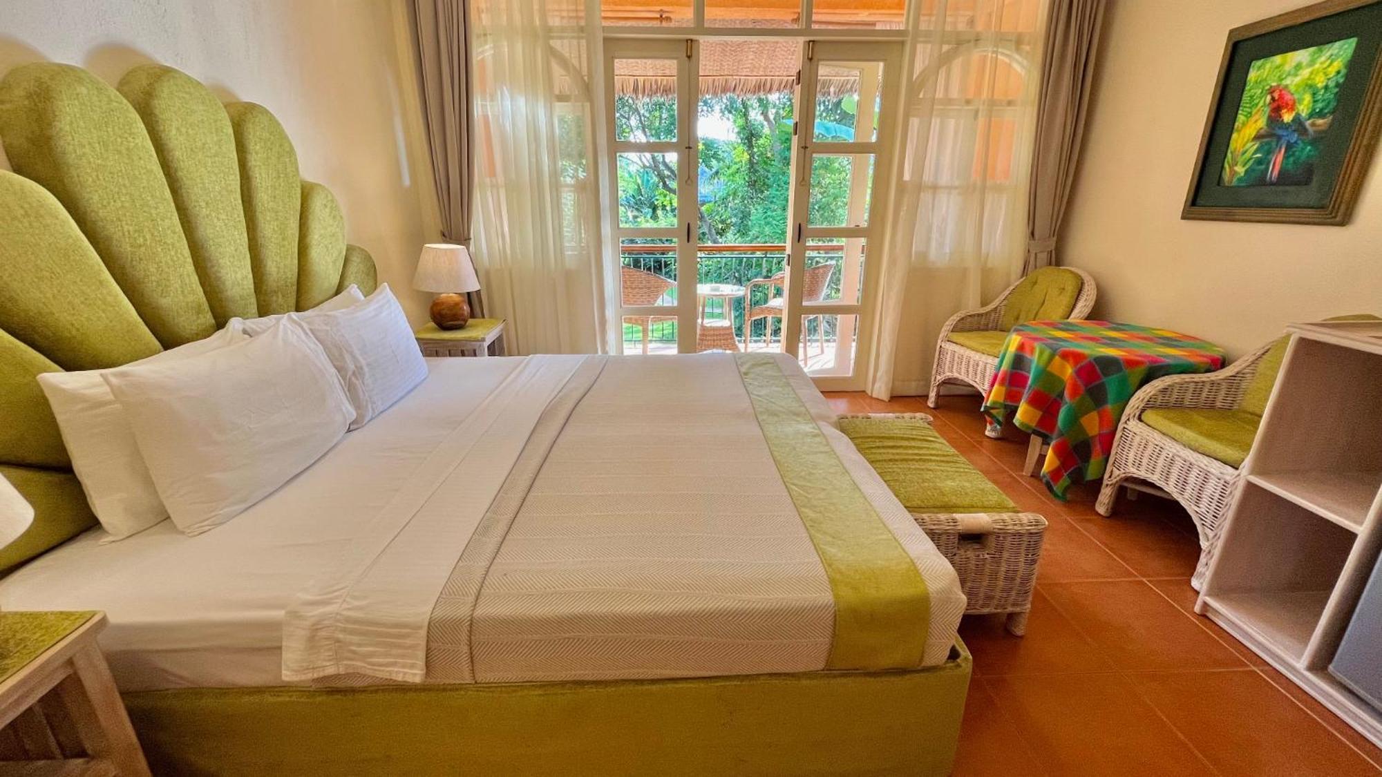 Coco Grove Beach Resort, Siquijor Island الغرفة الصورة A room at the hotel