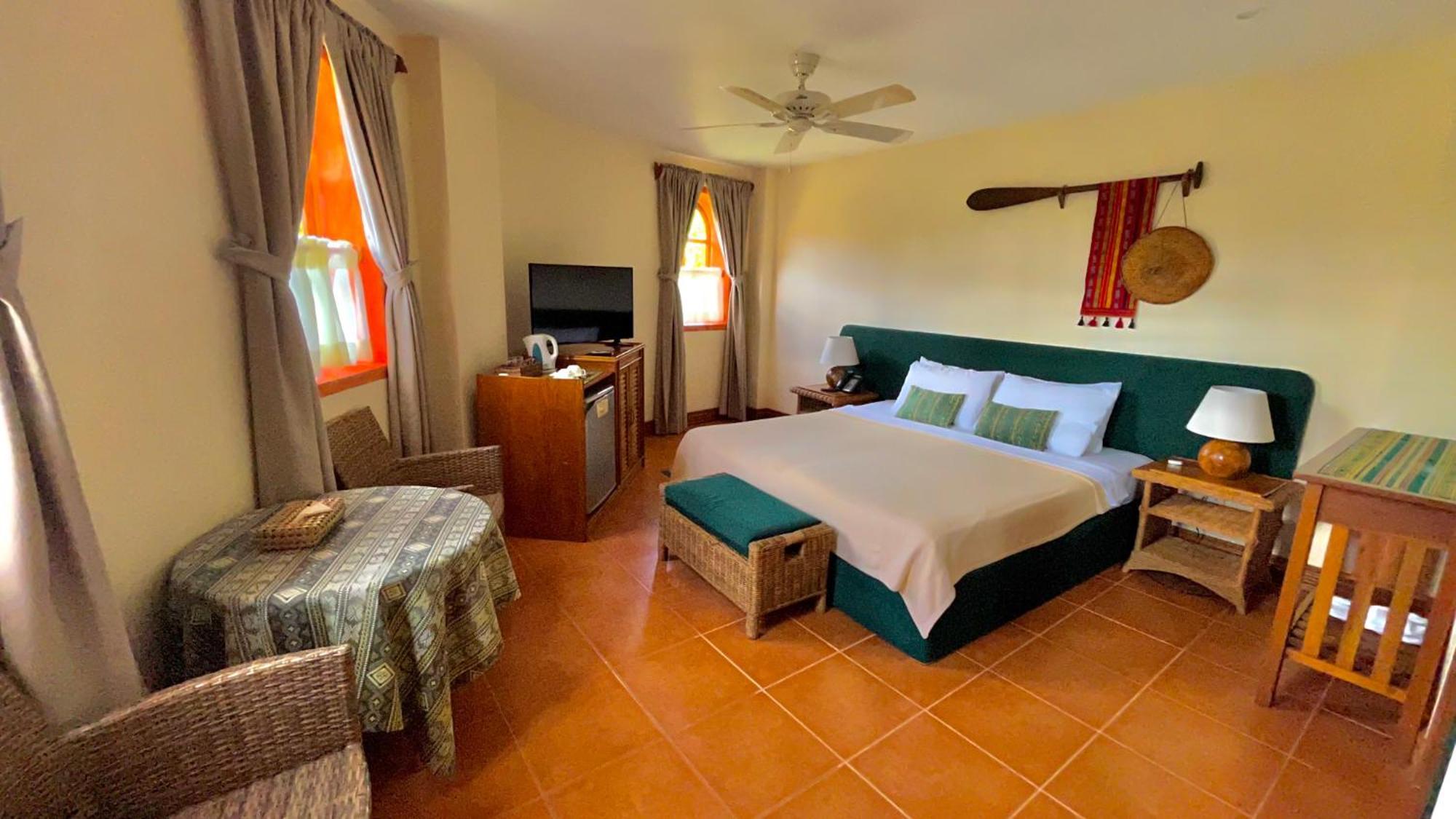 Coco Grove Beach Resort, Siquijor Island الغرفة الصورة A room at the hotel