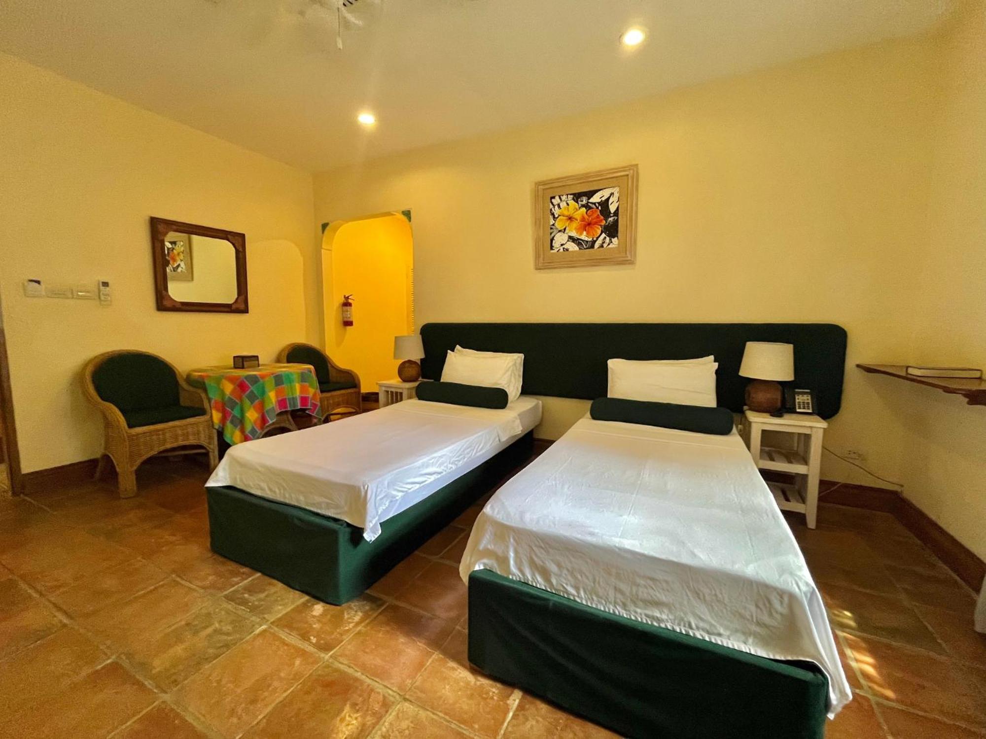 Coco Grove Beach Resort, Siquijor Island الغرفة الصورة A room at the hotel