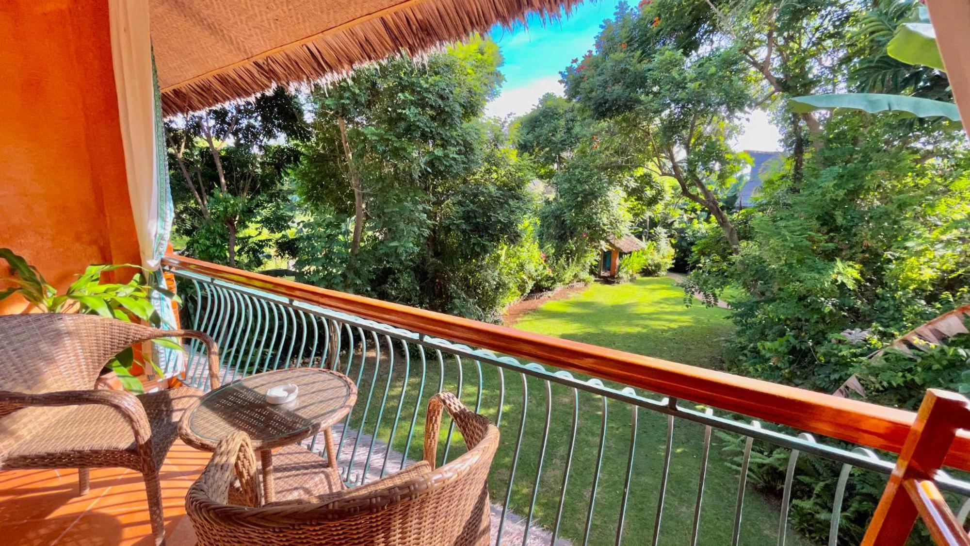 Coco Grove Beach Resort, Siquijor Island الغرفة الصورة View from the balcony of a villa at the resort