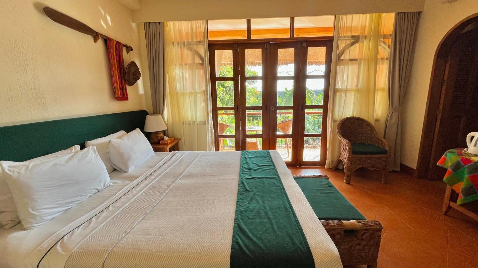 Coco Grove Beach Resort, Siquijor Island الغرفة الصورة A room at the hotel