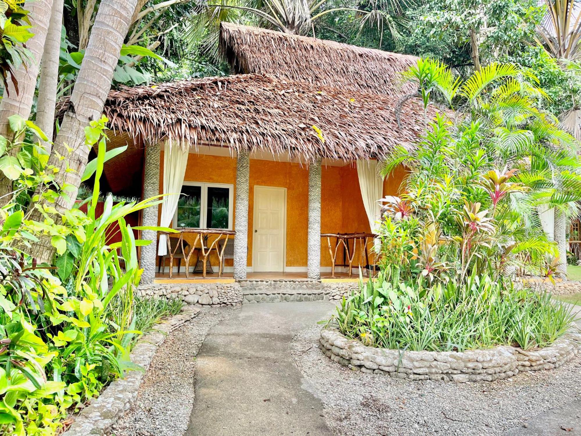Coco Grove Beach Resort, Siquijor Island الغرفة الصورة A bungalow at the resort