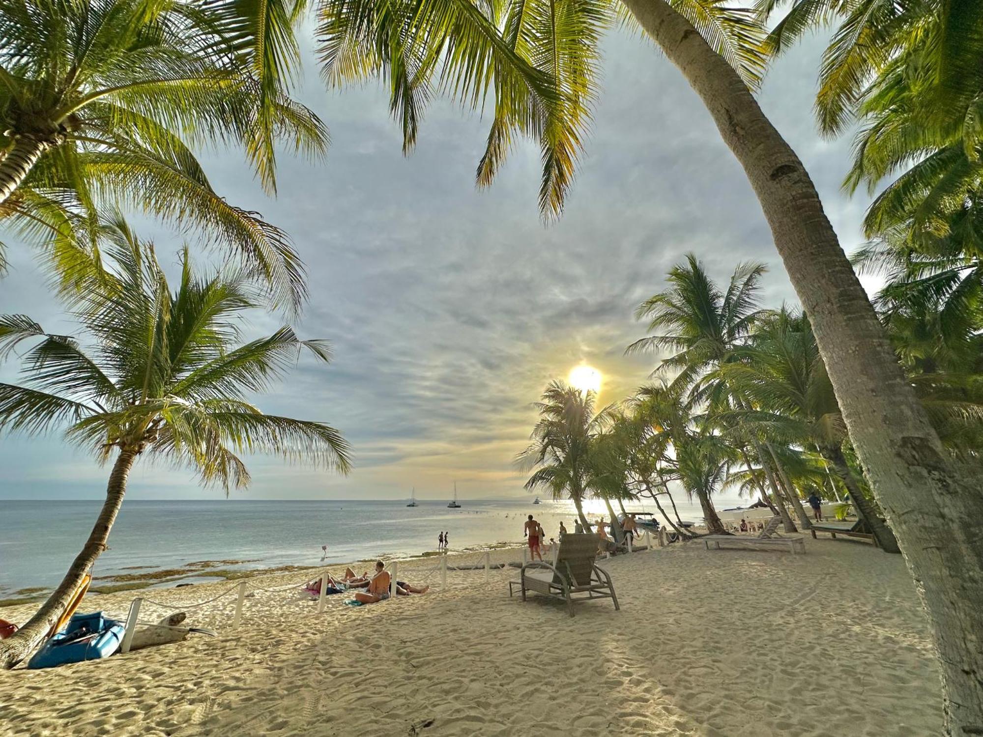 Coco Grove Beach Resort, Siquijor Island المظهر الخارجي الصورة Sunset at the beach